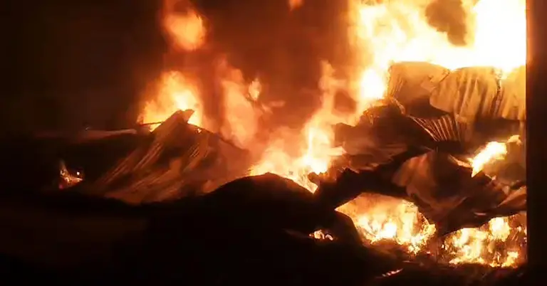 কোনাবাড়ীতে ঝুট গুদাম ও দোকানে আগুন